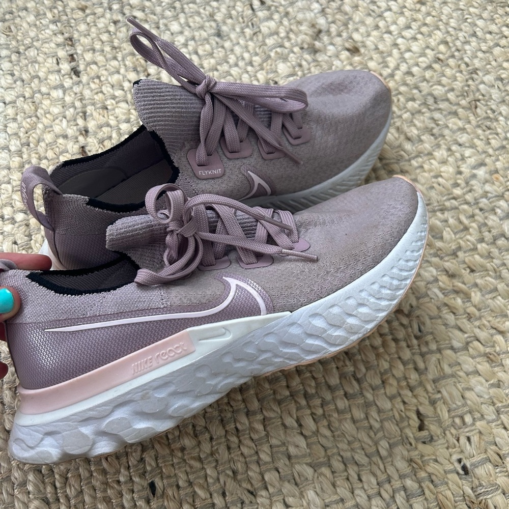 Nike sneakers lightly worn size 8